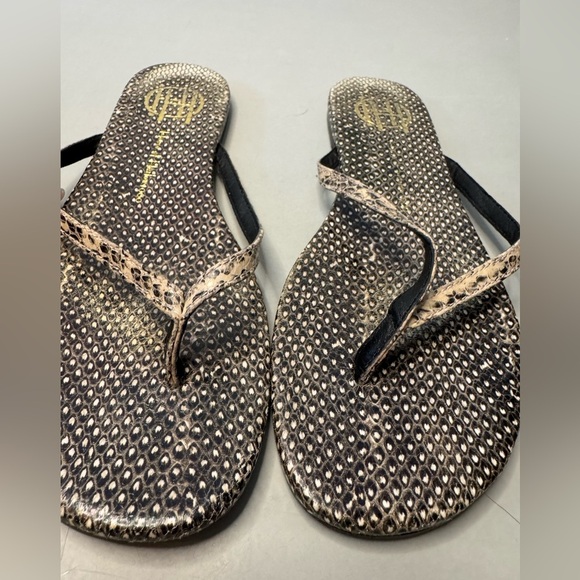House of Harlow 1960 Colton Snake-Embossed Leather Flip Flops - Size 7 - Picture 4 of 9